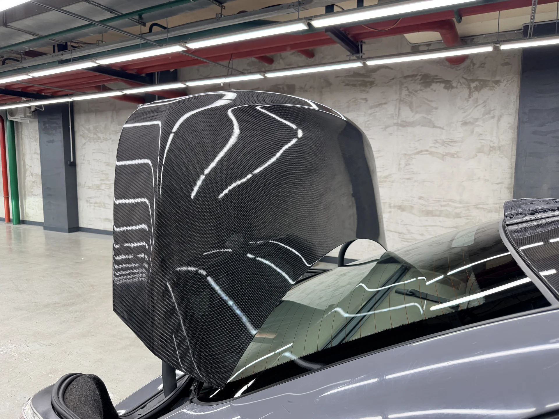 Карбоновая крышка багажника на bmw E60 - миниатюра 5