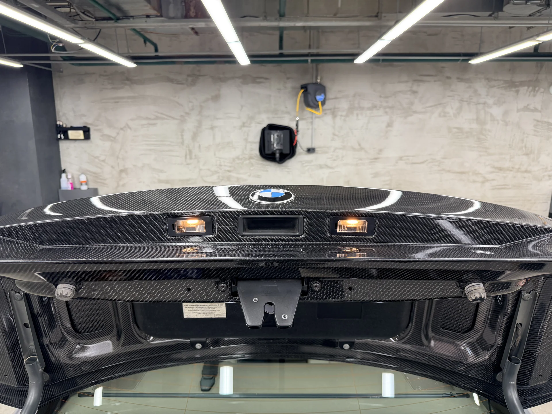 Карбоновая крышка багажника на bmw E60 - миниатюра 6