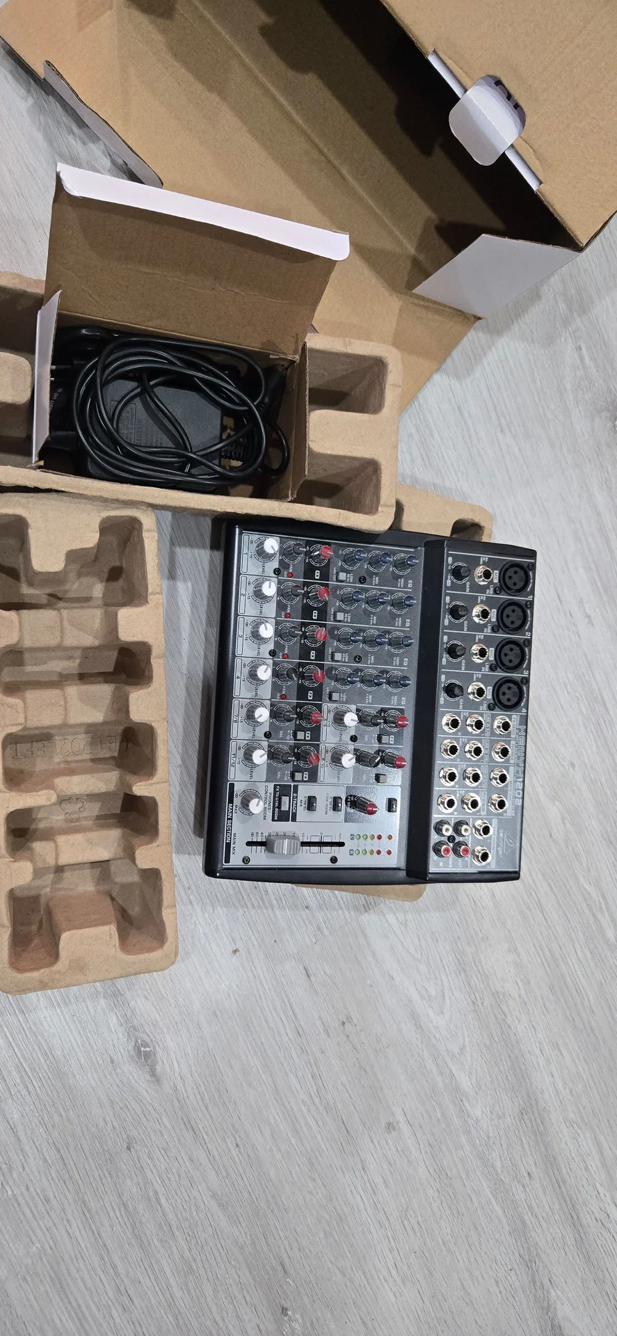 Микшер Behringer Xenyx1202 - миниатюра 4