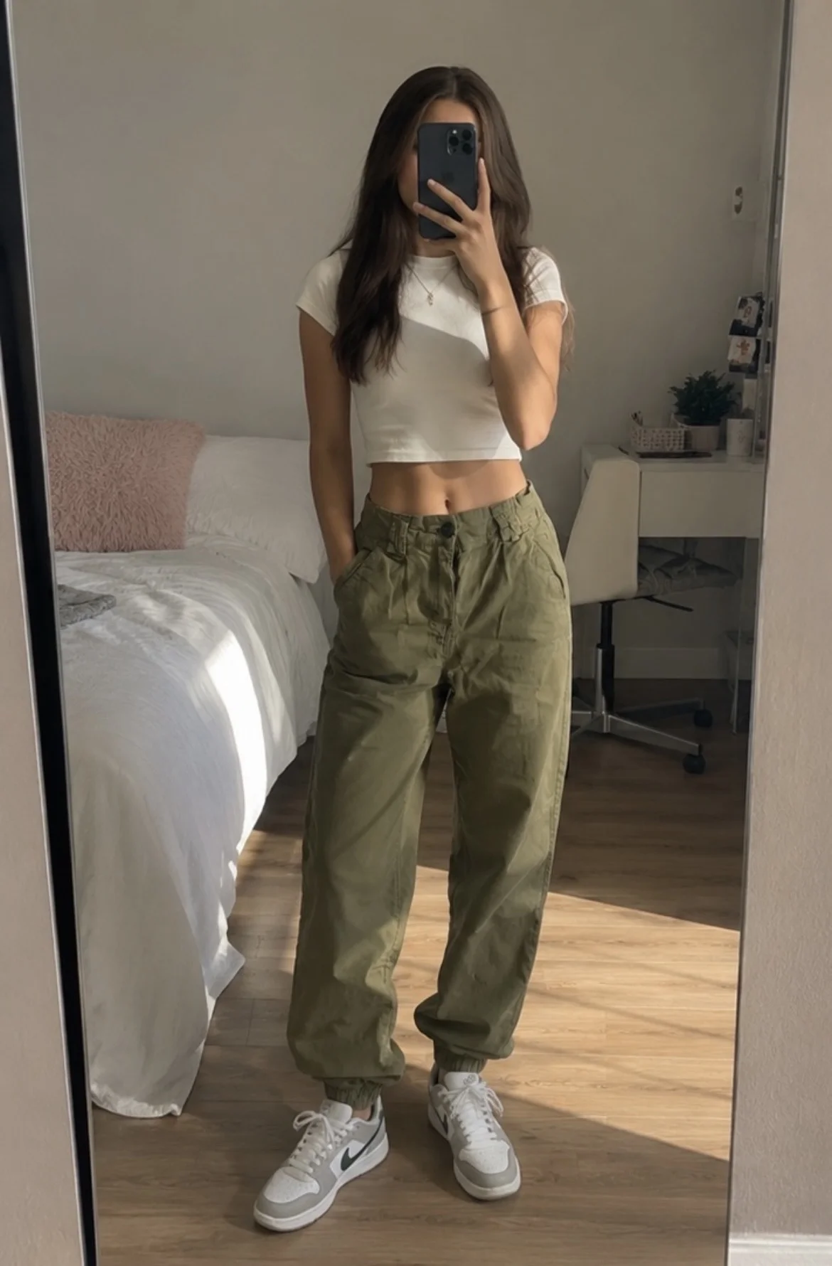 Брюки Bershka оливковые женские джоггеры - миниатюра 2