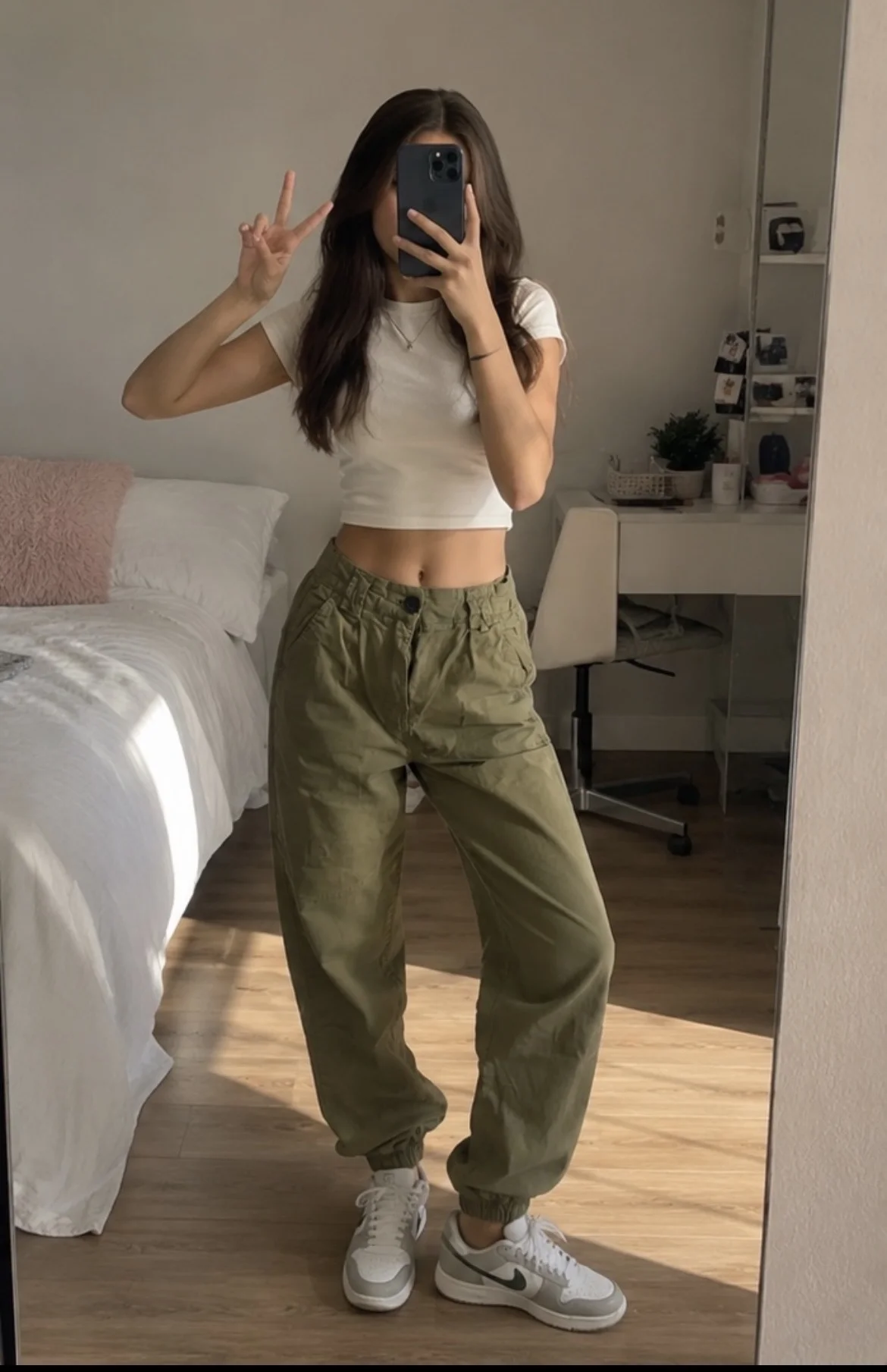 Брюки Bershka оливковые женские джоггеры - миниатюра 3