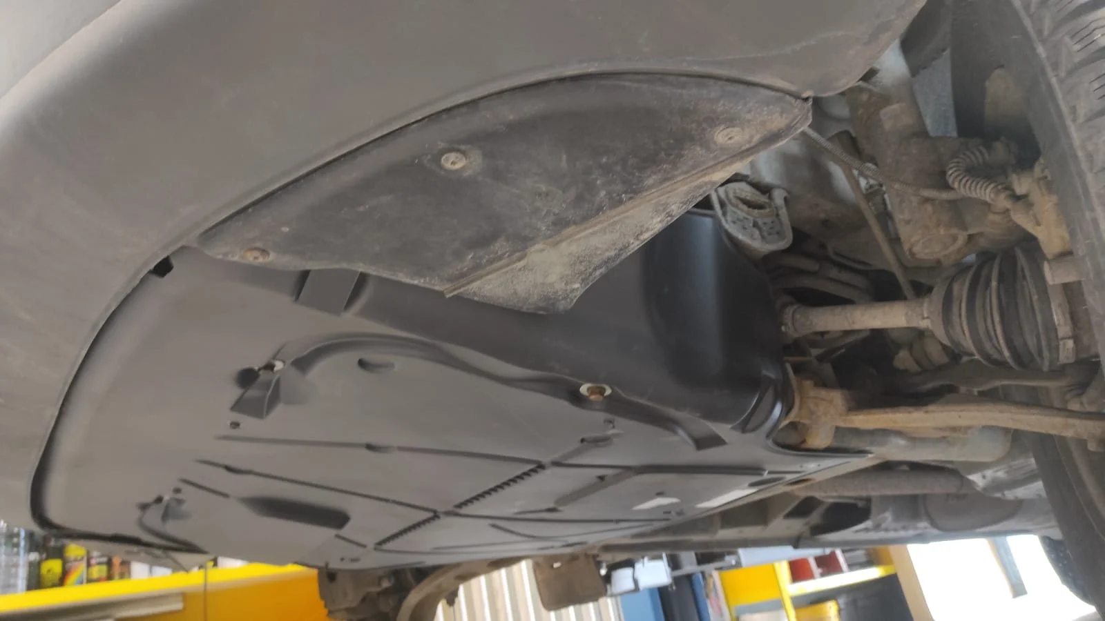 Пыльник двигателя (защита) VW T5/6 - изображение 1