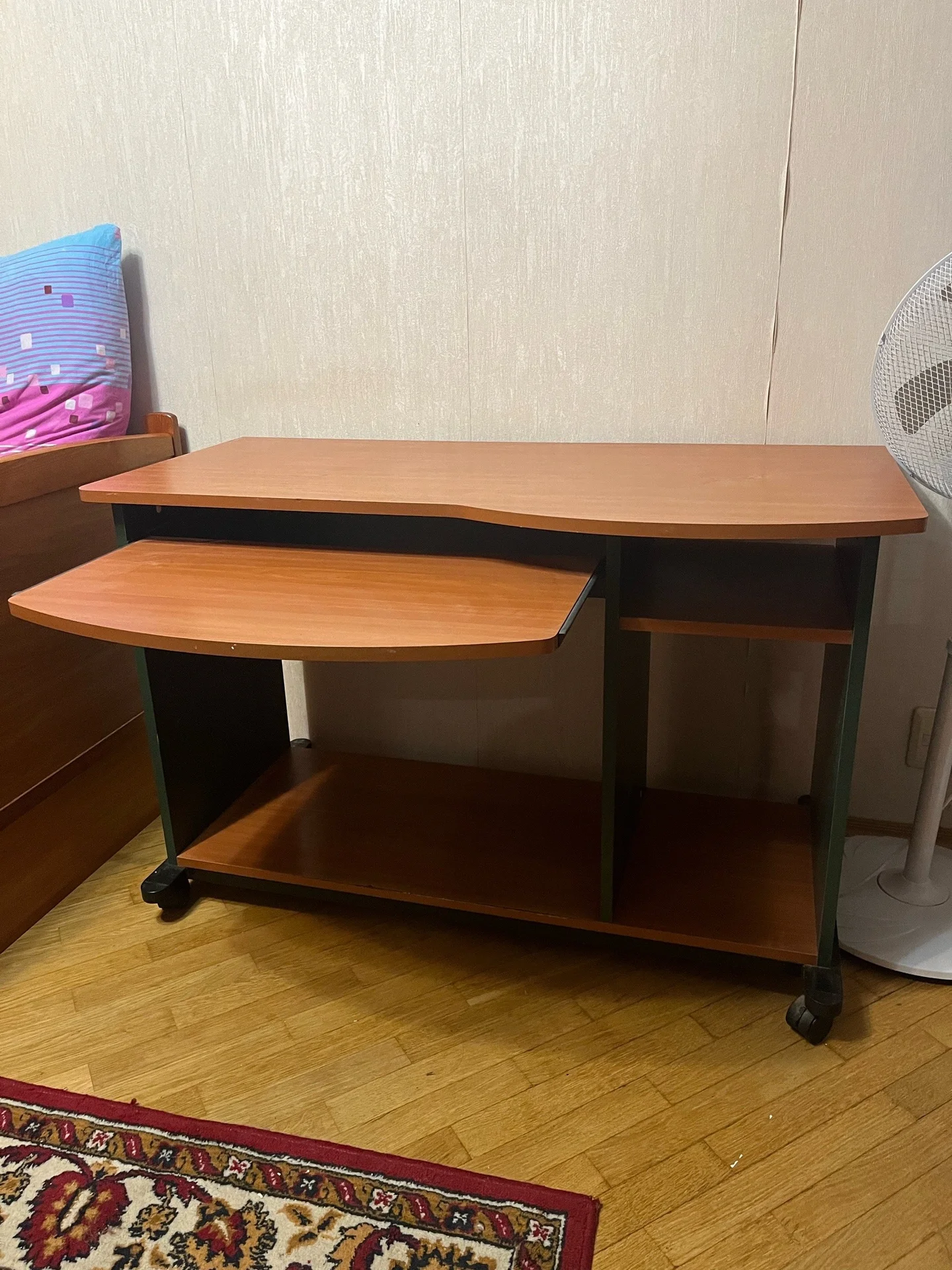 Компьютерный стол на колесиках, в хорошем состоянии - миниатюра 2