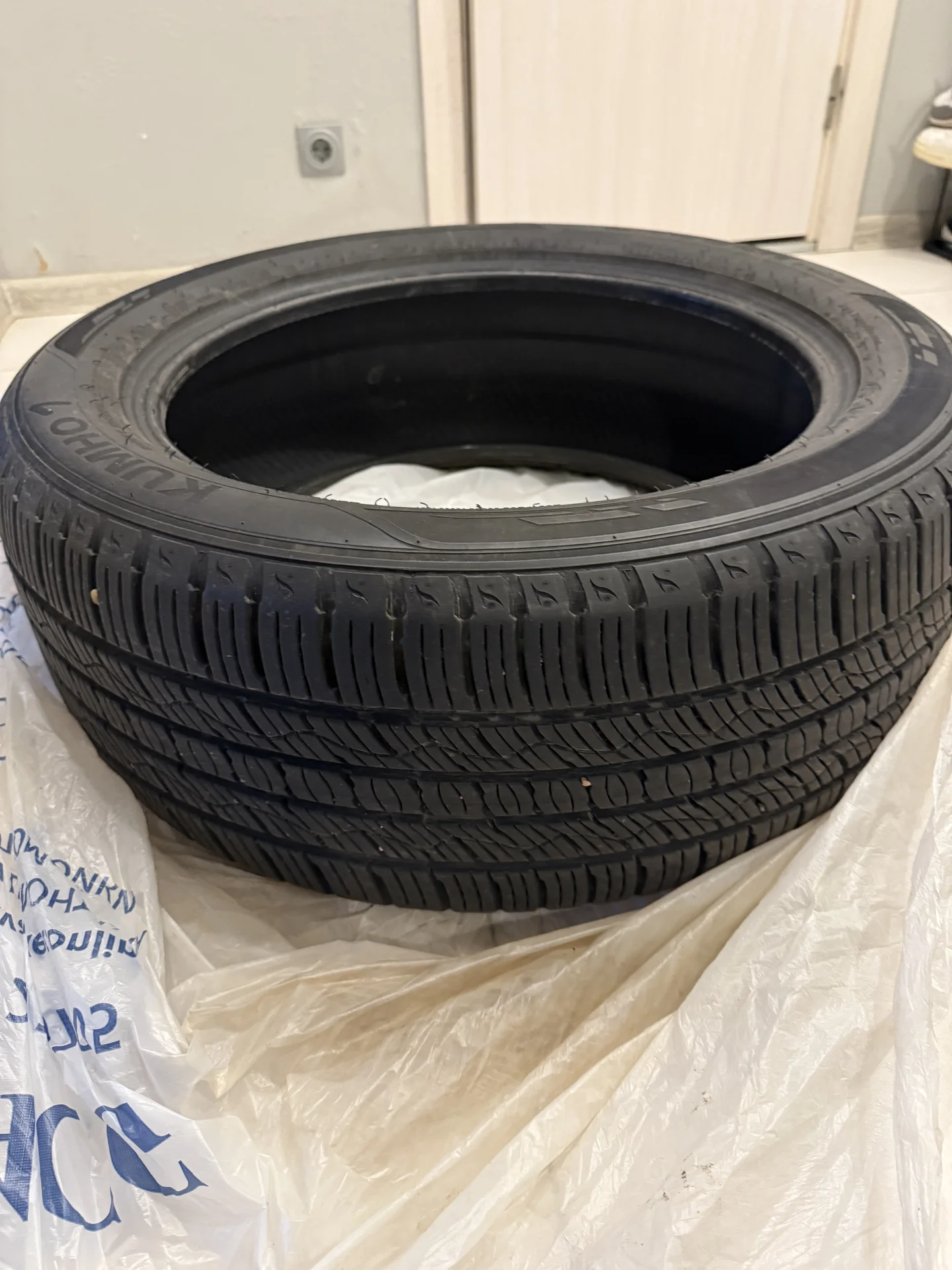 летние шины kumho 255 50 R20 105H б/у - миниатюра 2