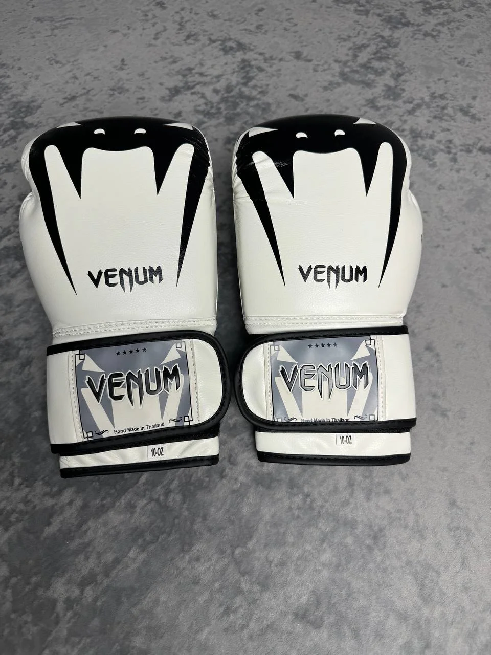 Боксерские перчатки Venum white - изображение 1