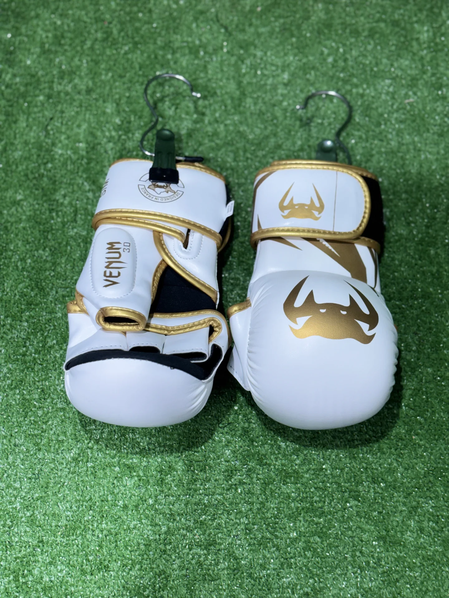 Перчатки для ММА крабы Venum золотые черные - миниатюра 2