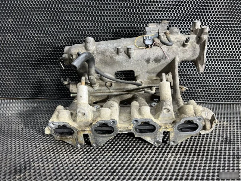 Впускной коллектор Nissan Wingroad Y11 QG18DE - миниатюра 4