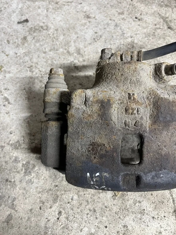 Суппорт передний правый Subaru Legacy 2 1993-1999 - миниатюра 2