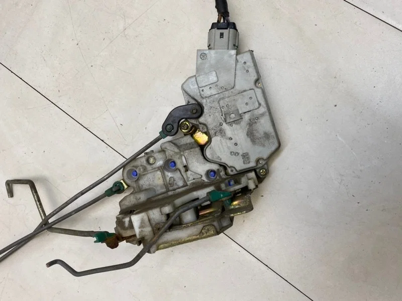 Замок двери передний правый Nissan Primera P11 1.6 - миниатюра 7