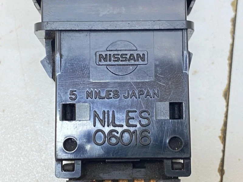 Кнопка аварийки Nissan Maxima 4 (A32) 1998 - миниатюра 7