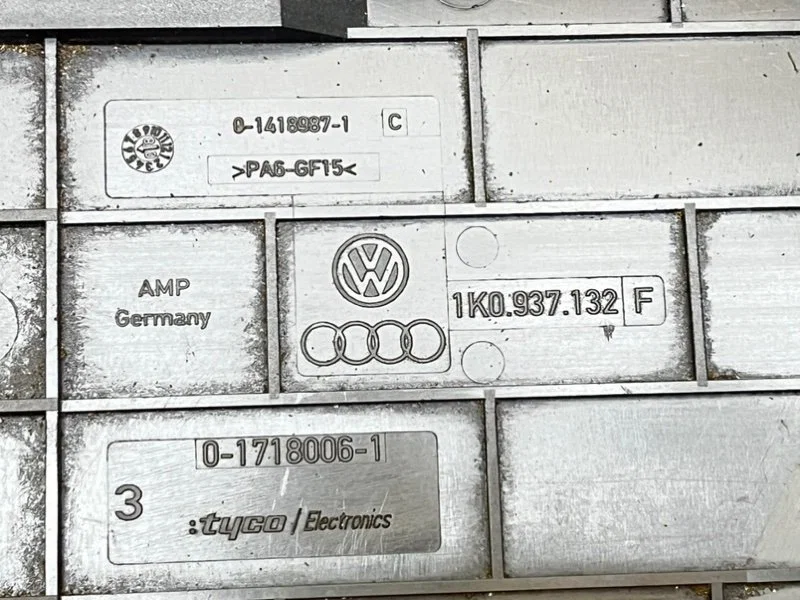 Крышка блока предохранителей Volkswagen Passat 6 - миниатюра 7