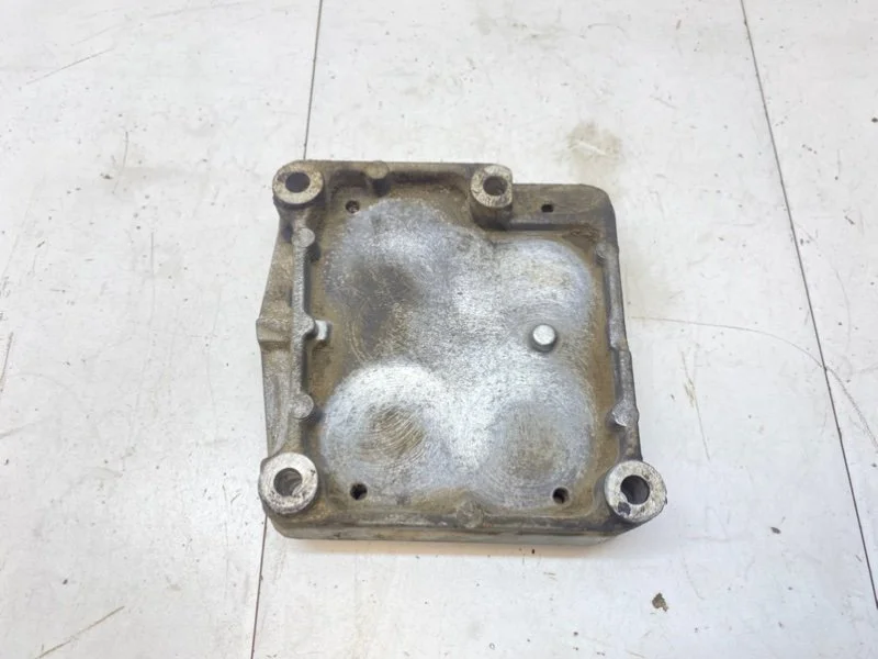 Кронштейн компрессора кондиционера Ford Focus 1 - миниатюра 4