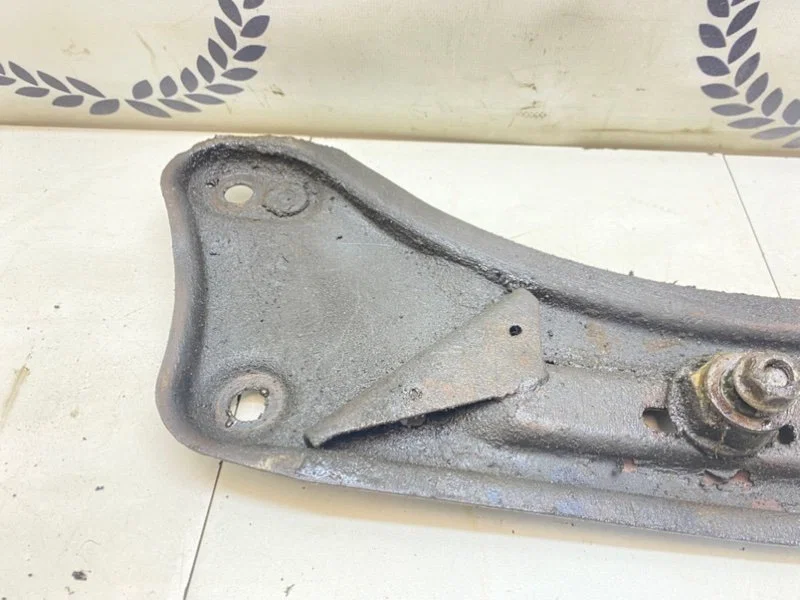 Кронштейн подрамника Mazda MPV (LW) 2.5 GY-DE 2001 - миниатюра 8