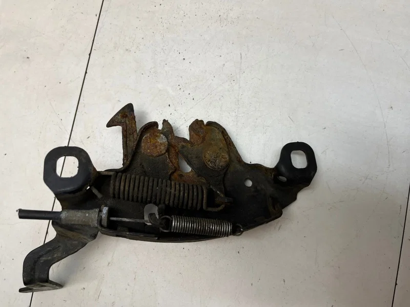 Замок капота Nissan Primera P11 1.6 GA16 1999 - миниатюра 6