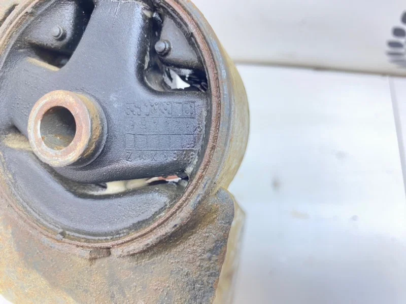 Подушка кпп Nissan Almera n15 КУПЕ 1.4 GA14 1996 - миниатюра 9