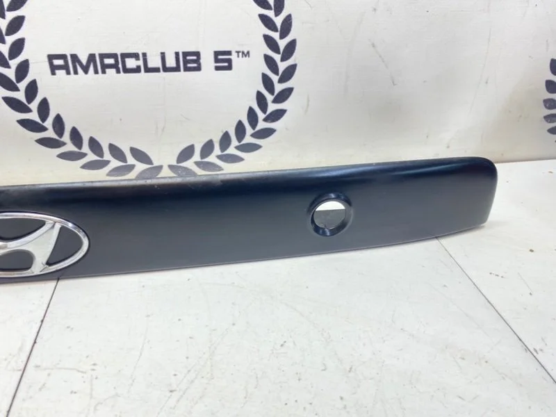 Накладка крышки багажника Hyundai Accent 1.5 G4EB - миниатюра 3