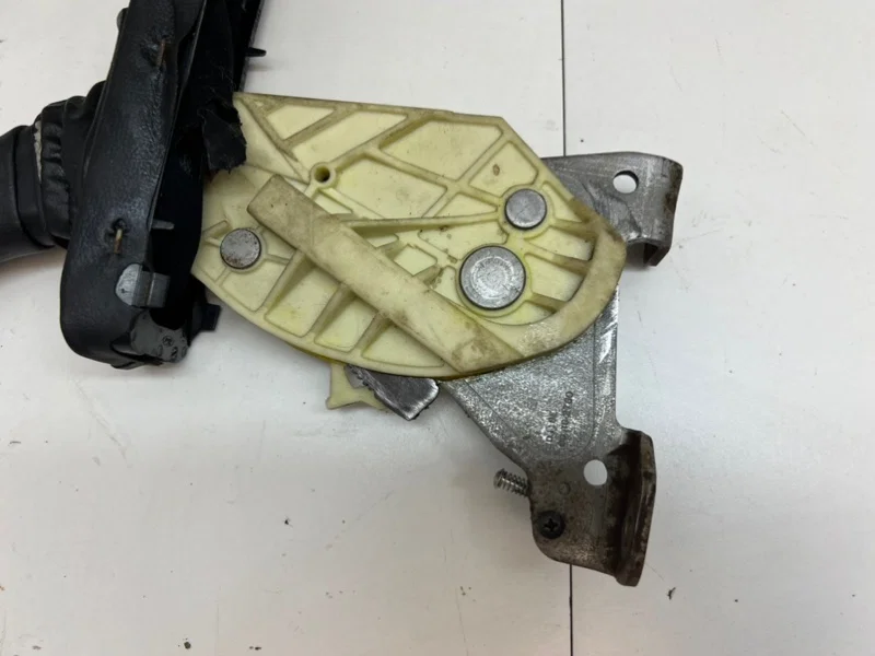 Ручник Ford Focus 1 КУПЕ 2.0 ZETEC 2001 - миниатюра 8