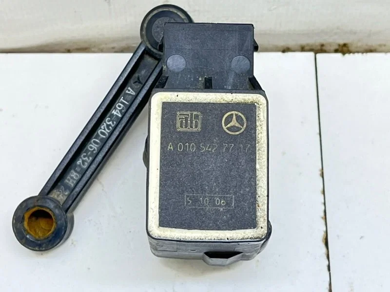 Датчик положения кузова Mercedes-Benz M-Class - миниатюра 2