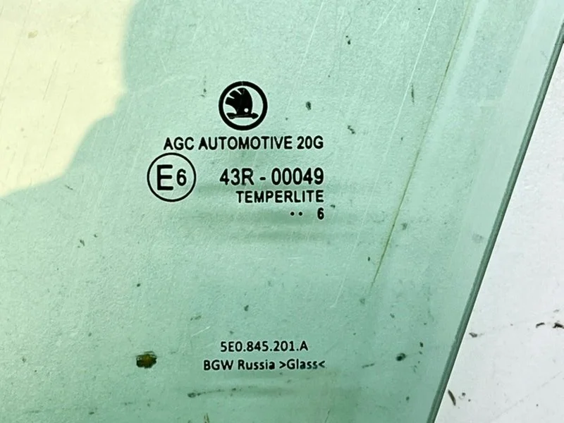 Стекло двери переднее левое Skoda Octavia 3 A7 - миниатюра 4
