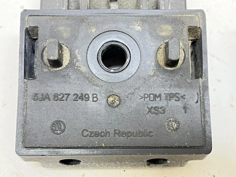 Отбойники крышки багажника Skoda Octavia 3 A7 (5E) - миниатюра 9