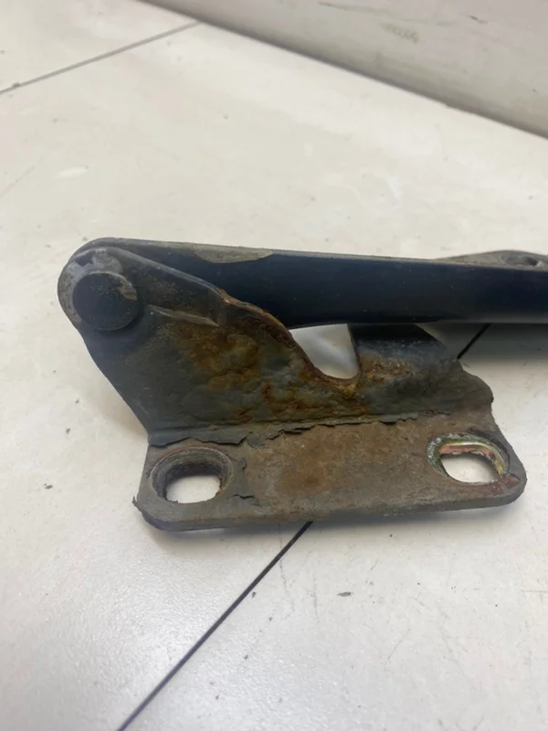 Петли капота Nissan Primera P11 1.6 GA16 1999 - миниатюра 3