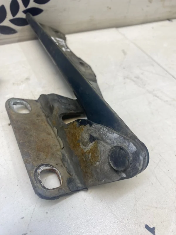 Петли капота Nissan Primera P11 1.6 GA16 1999 - миниатюра 4
