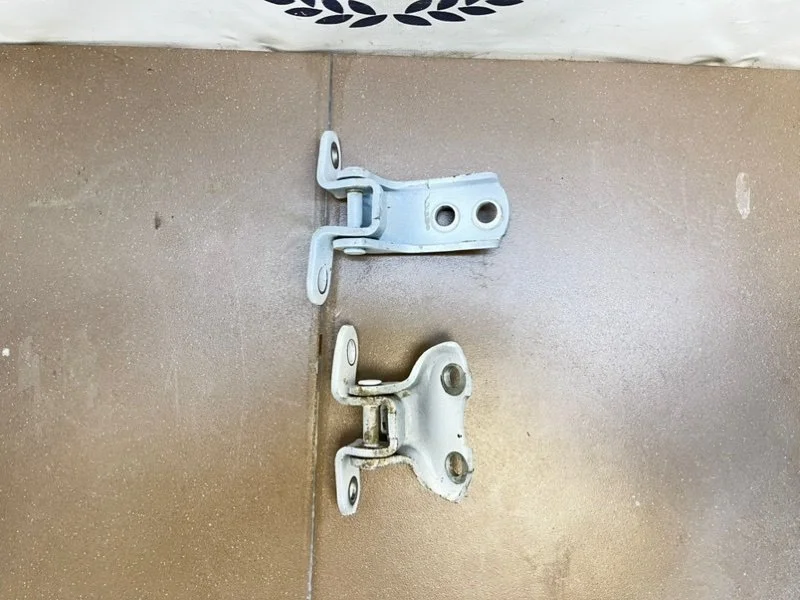 Петли передней правой двери Toyota RAV4 (A40) 2.0 - миниатюра 2