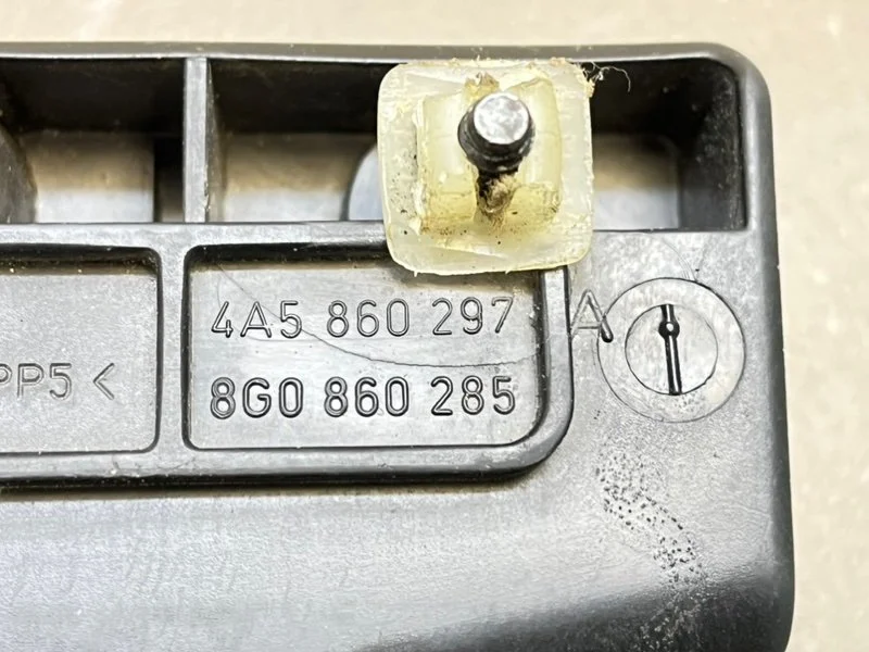 Кронштейн знака аварийной остановки Audi A4 B5 - миниатюра 9