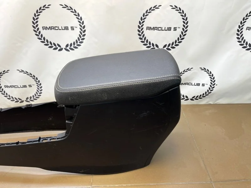 Подлокотник Toyota RAV4 (A40) 2.0 3ZRFE 2014 - миниатюра 8