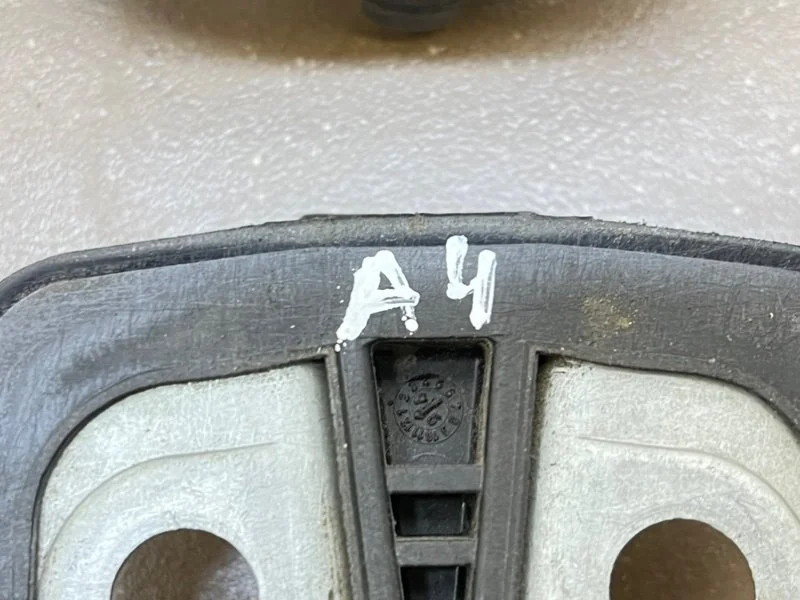 Петли замка двери Audi A4 B5 (8D) 1.8 ADR 1995 - миниатюра 10