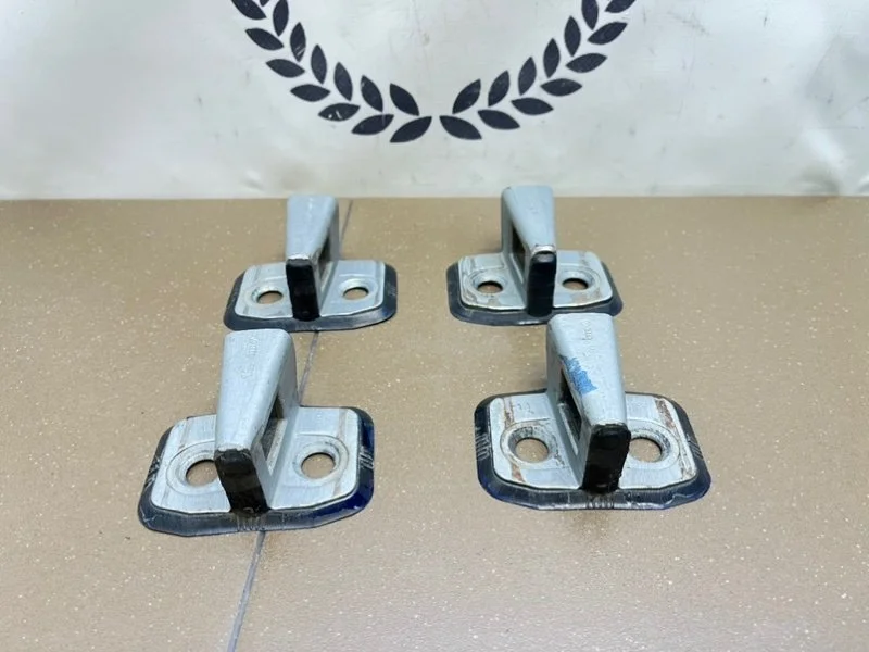 Петли замка двери Audi A4 B5 (8D) 1.8 ADR 1995 - миниатюра 7