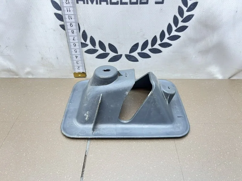 Заглушка крепления сиденья Toyota Land Cruiser - миниатюра 7
