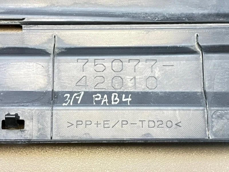 Молдинг двери задний правый Toyota RAV4 (A40) 2.0 - миниатюра 10