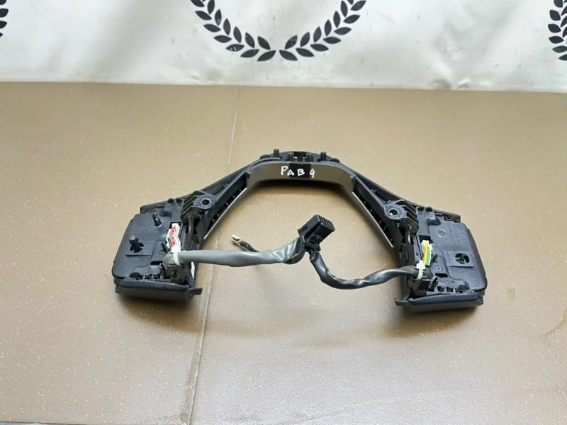 Кнопки на руль Toyota RAV4 (A40) 2.0 3ZRFE 2014 - миниатюра 10