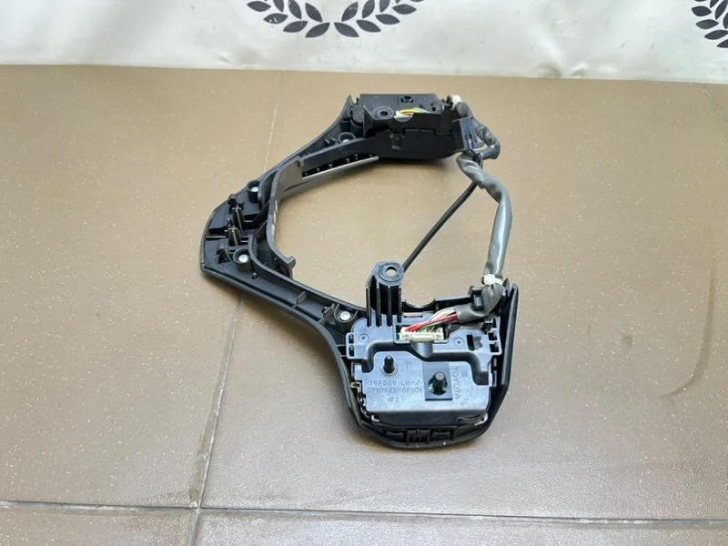 Кнопки на руль Toyota RAV4 (A40) 2.0 3ZRFE 2014 - миниатюра 9