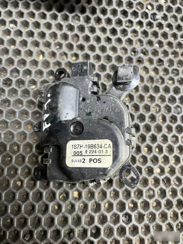 Моторчик заслонки печки Ford Focus 1998-2004