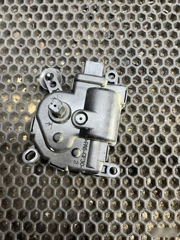 Моторчик заслонки печки Ford Focus 1998-2004 - миниатюра 2