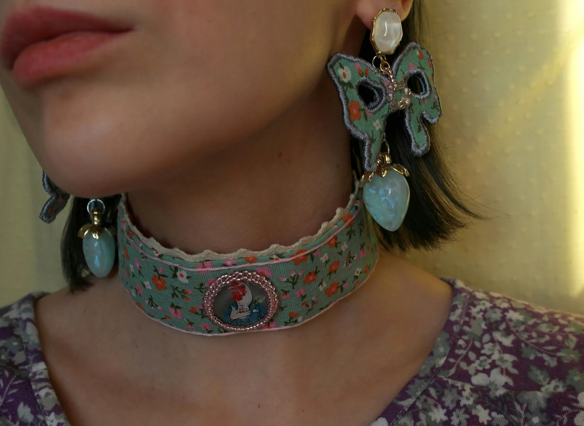 Комплект: чокер с петухом и серьги с клубничками - миниатюра 5