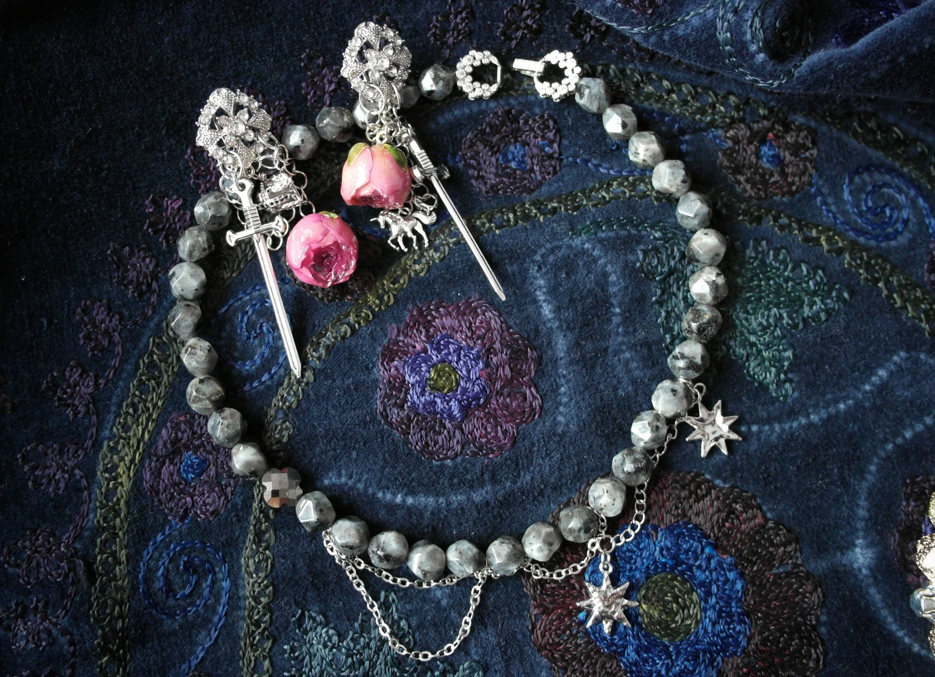 Серьги с мечом и ожерелье из камня - изображение 1
