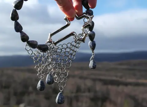 Сет: ожерелье с крестом из содалита + моно-серьга