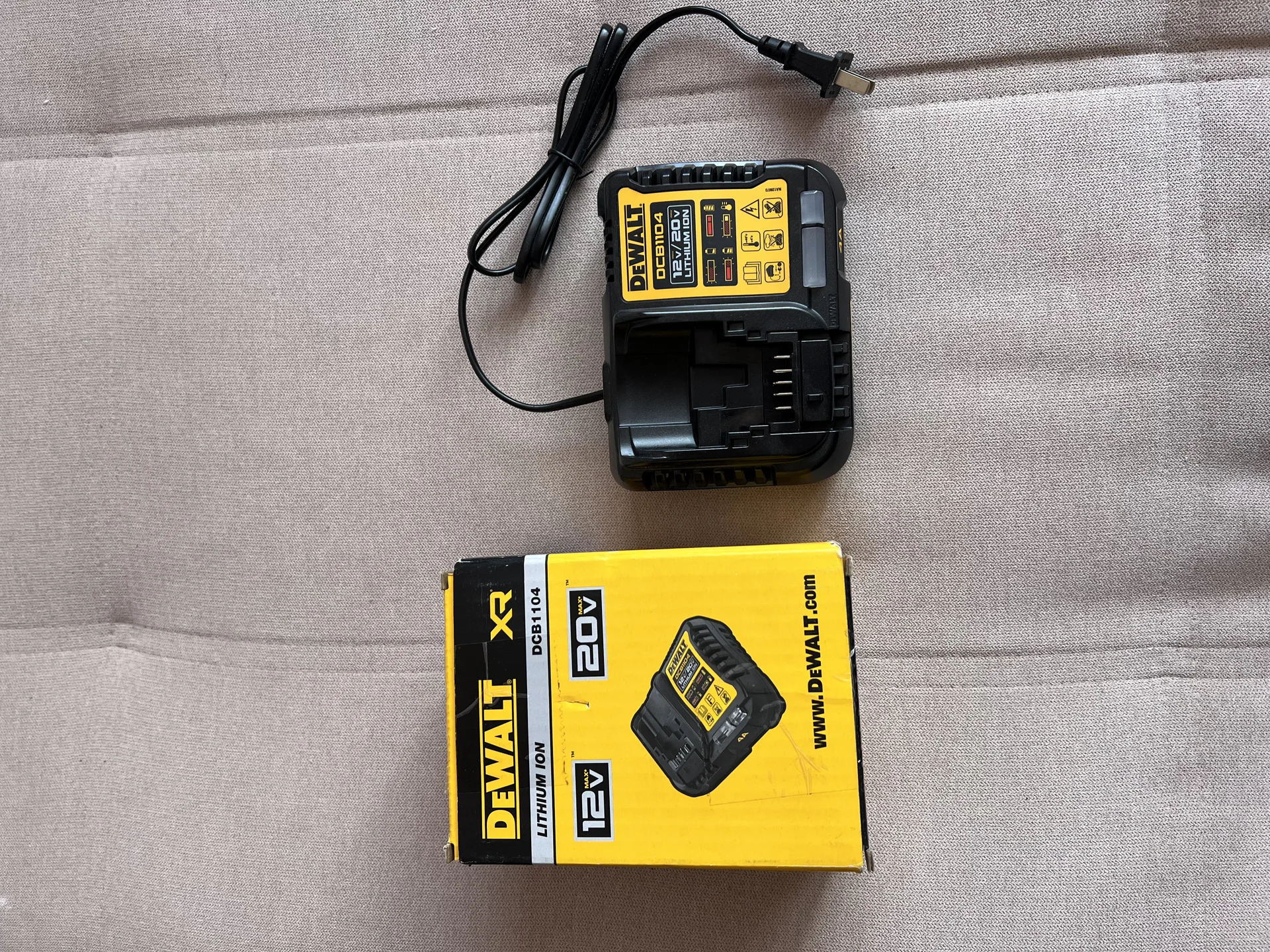 Зарядное устройство dewalt. DeWalt DCB1104 - миниатюра 2