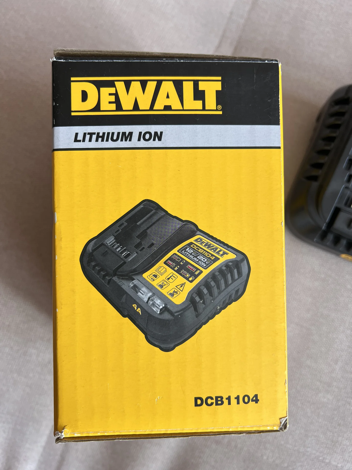 Зарядное устройство dewalt. DeWalt DCB1104 - миниатюра 3