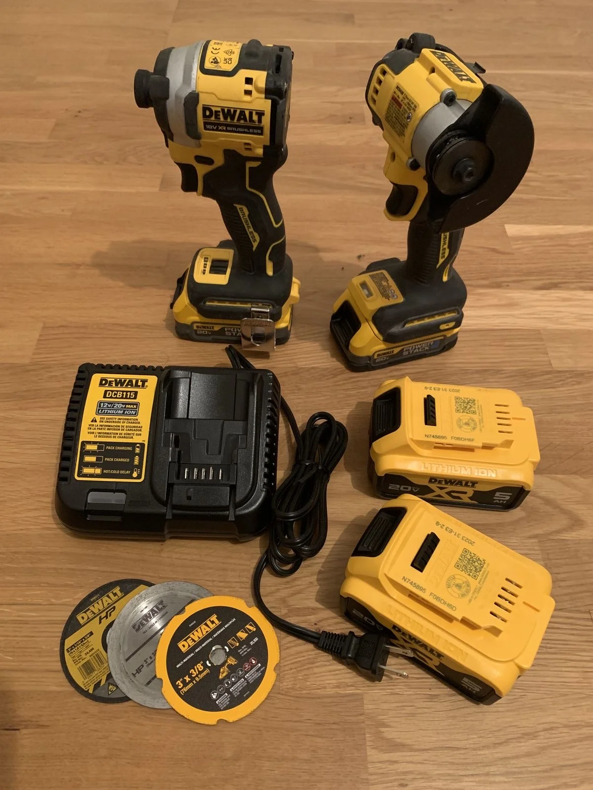 Зарядное устройство dewalt. DeWalt DCB1104 - миниатюра 5