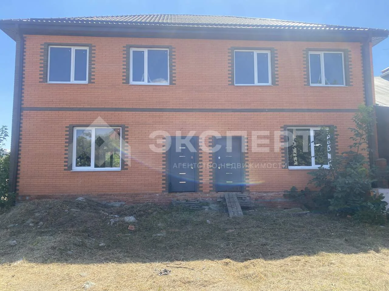 Двухэтажный дом 250 м2, расположенный на большом участке 8 соток с фасадом 20 метров.
