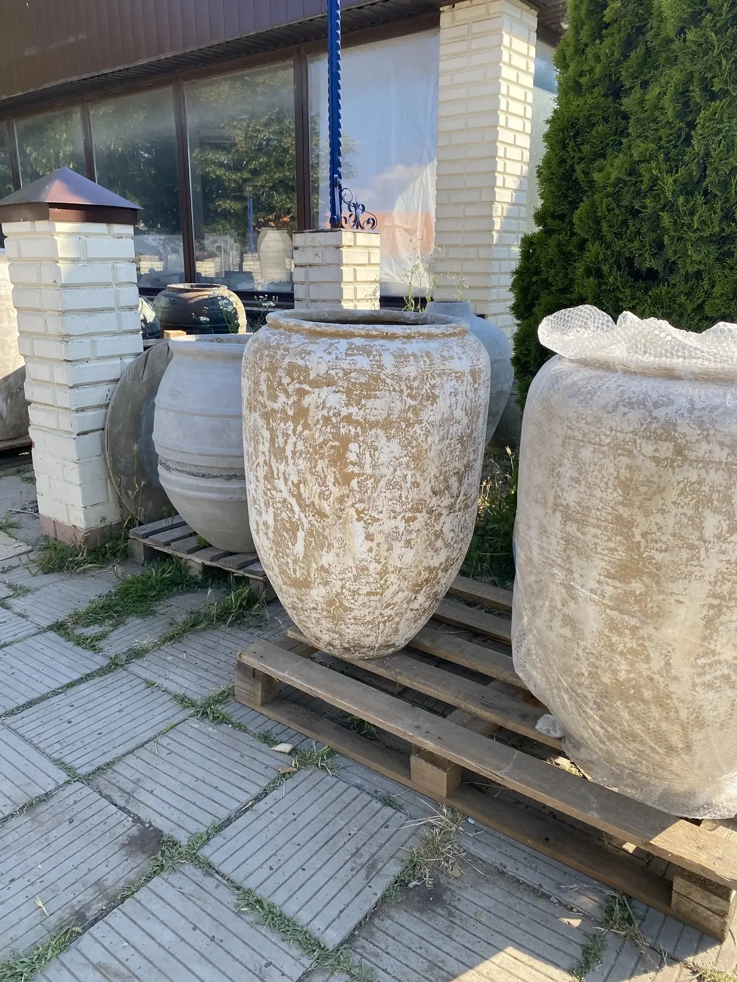 Большие амфоры для сада и архитектурного пространства