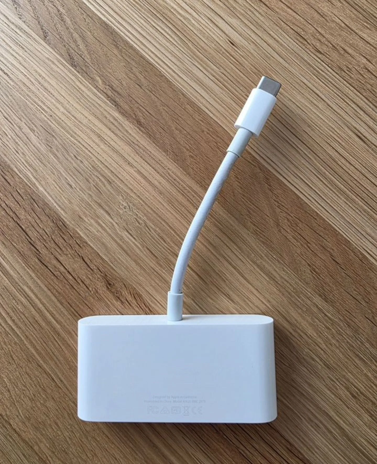 Apple USB-C VGA Multiport Adapter A1620 EMC 2878
