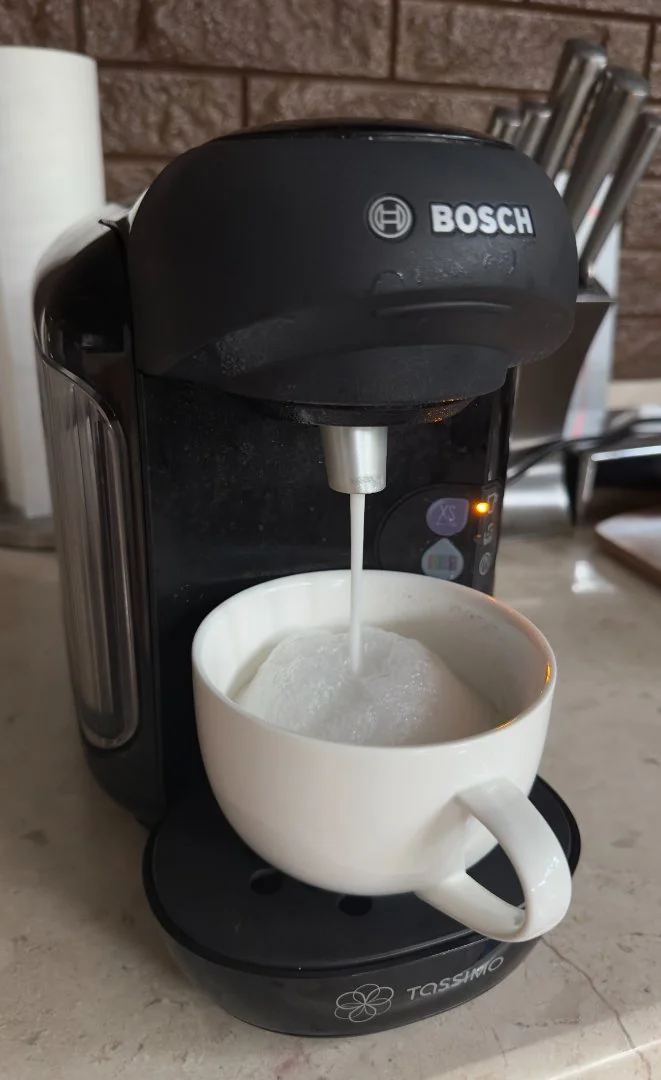Кофемашина Tassimo Bosch с подставкой и капсулами - изображение 1