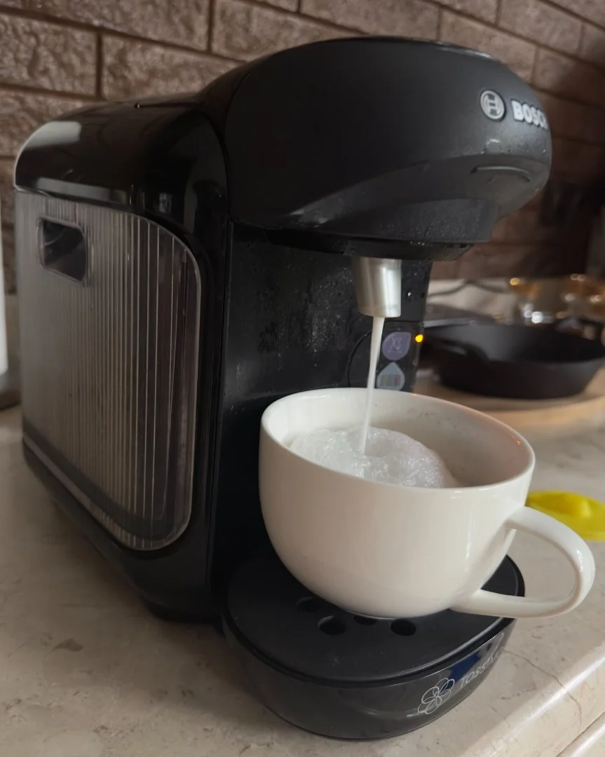 Кофемашина Tassimo Bosch с подставкой и капсулами - миниатюра 2