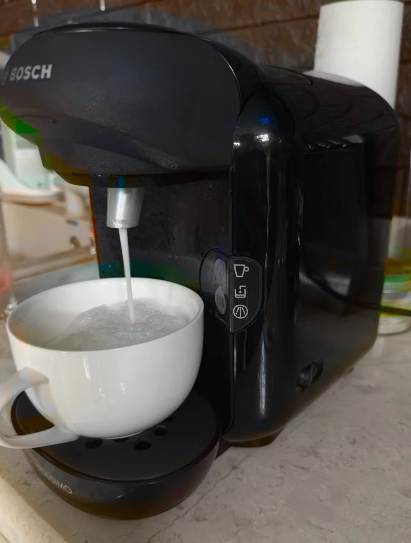 Кофемашина Tassimo Bosch с подставкой и капсулами - миниатюра 3