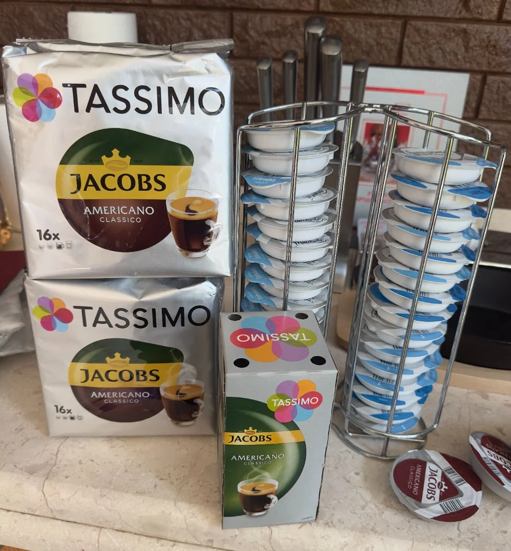 Кофемашина Tassimo Bosch с подставкой и капсулами - миниатюра 4